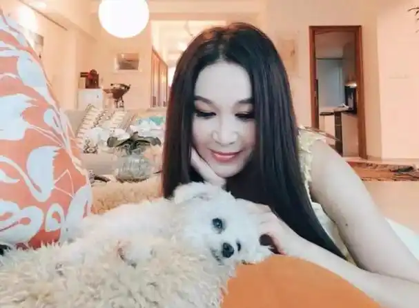 温碧霞喊养子小情人,亲密的动作似恋人,13岁长相老成像31岁