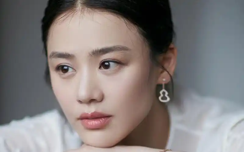 马思纯最新写真曝光, 微笑甜美, 优雅知性