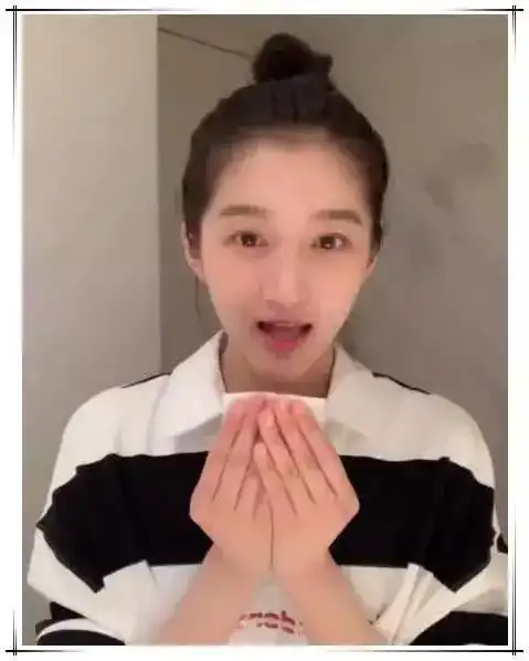 关晓彤直播卸妆,当看到她真实素颜的那一刻,网友:被骗了!