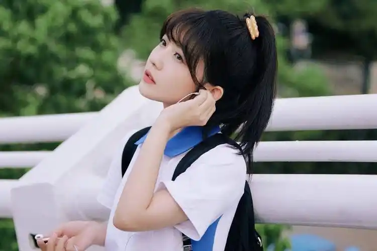 赖美云高中校服马尾辫甜美笑容写真_校服_赖美云_高中