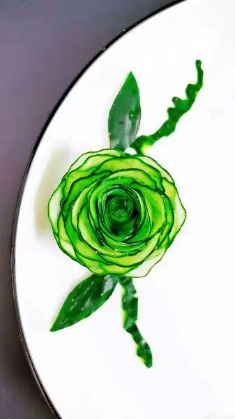 第10步(黄瓜造型花凉拌黄瓜创意摆盘花式美食菜肴点缀摆盘的做法)