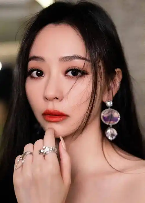 张靓颖性感美图草绿色抹胸长裙,盎然鲜明,酷光灯闪耀之夜