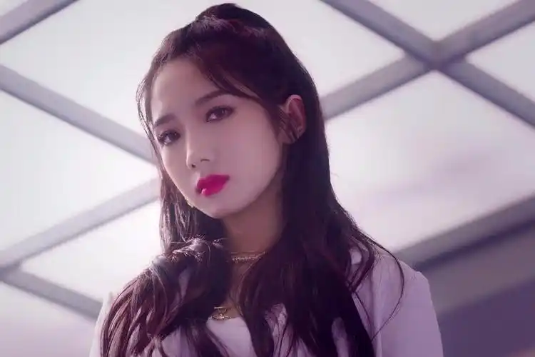 火箭少女101孟美岐新歌犟直飚音乐榜顶网友不愧是c位