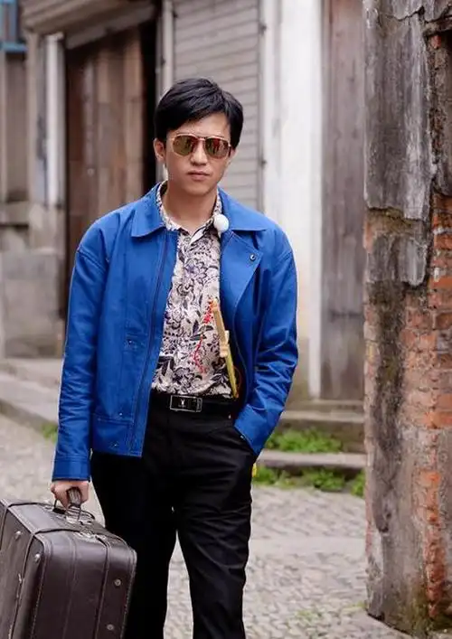 邓超剧照曝光,梳着大背头戴着飞行员墨镜