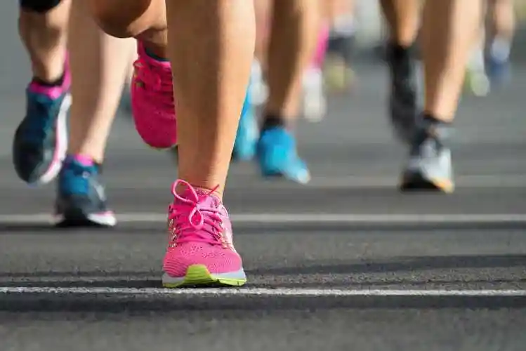 不同男女正在参加马拉松比赛