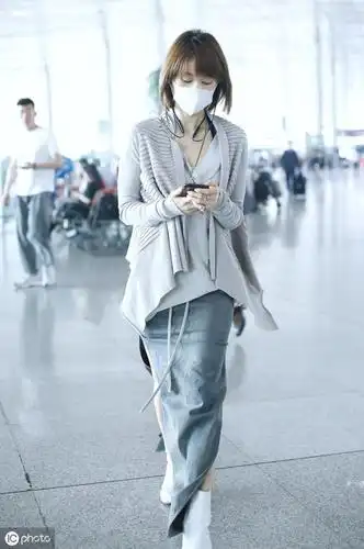 王子文机场街拍,小个子穿搭的教科书,穿出高个强大气场