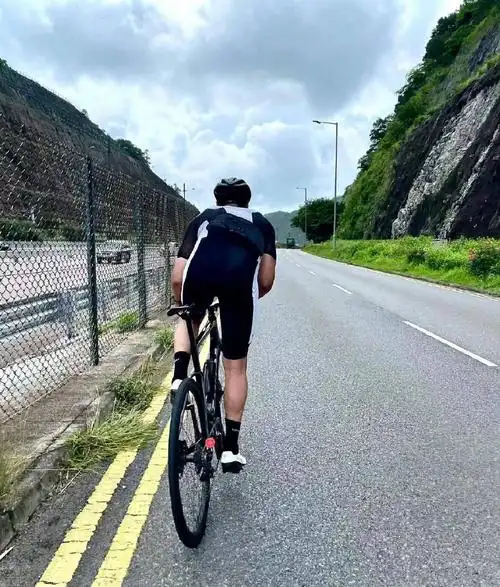 彭于晏晒骑自行车照 穿紧身运动服身材好