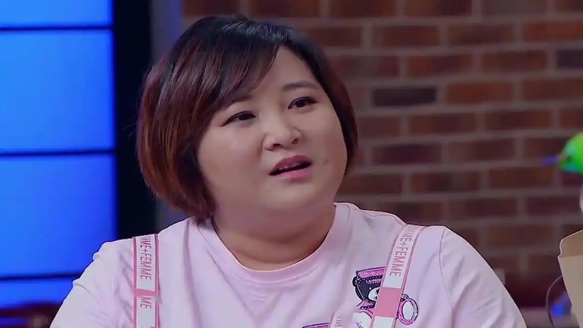贾玲终于减肥成功,下巴如此之尖,网友:已经有赵丽颖的感觉了!