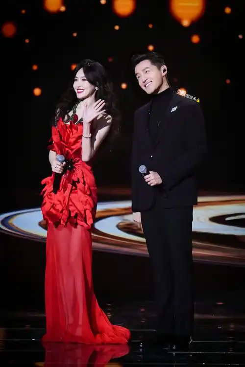 胡歌唐嫣合唱再回首##胡歌晒范志毅签名球衣##繁花沪语版今晚卫视