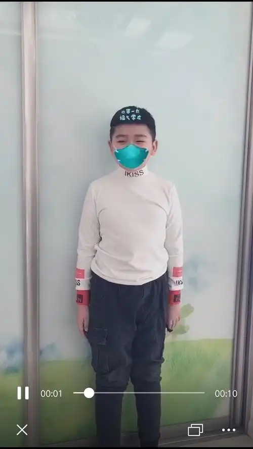 大家一定要像吴东昊小帅哥学习,出门戴口罩!