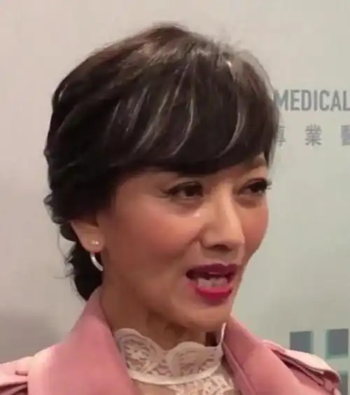 原创65岁赵雅芝不再装嫩,近照白发稀疏皱纹明显,网友:终于变回奶奶