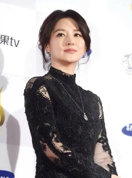 李英爱透过慈善机构捐出澳门币40万,帮助厄瓜多尔地震灾民.