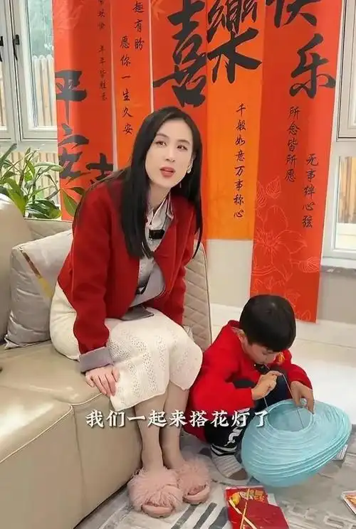 杨子一家四口豪宅过节黄圣依为老公系围裙秀恩爱大儿子很拘谨