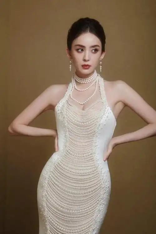 古力娜扎身材真丰腴穿珍珠露背裙差点撑爆性感又迷人