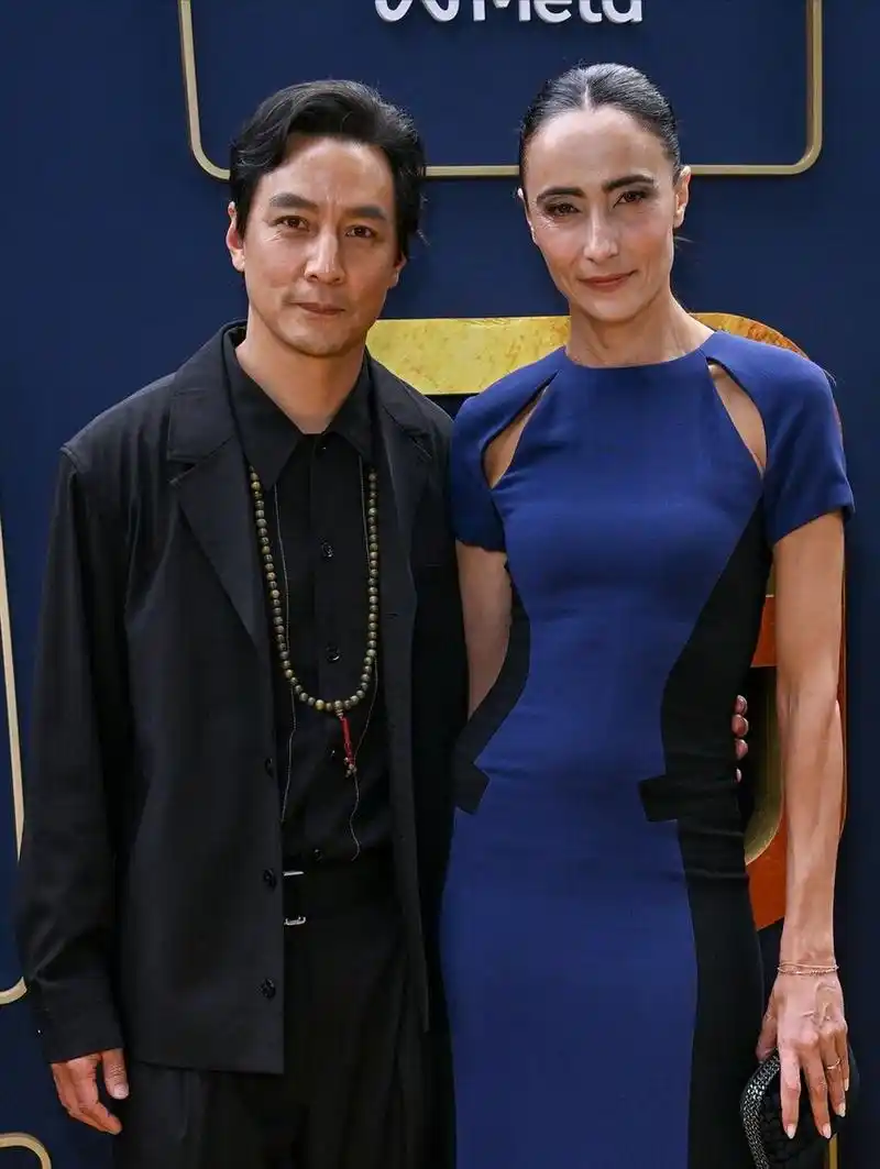 吴彦祖夫妇双双发腮老婆头发扎起来显脸方穿蓝裙却美得很高级