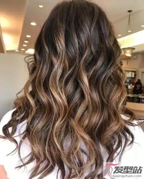 蓬松随性的水波纹卷发发型,电玩城手机游房头发的卷度美得刚刚好
