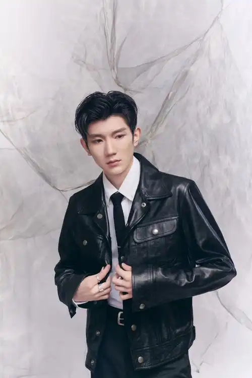 王源简约帅气黑白写真图片