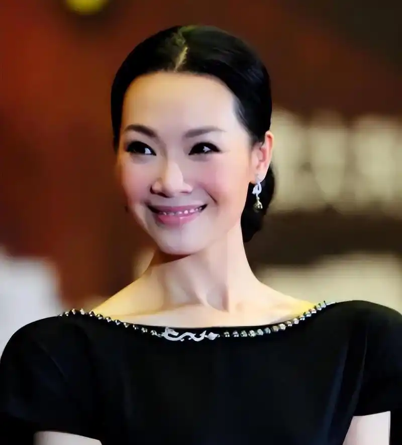 歌唱家吕薇:男友病逝后和妈妈抱头痛哭,52岁未婚她后悔了吗?