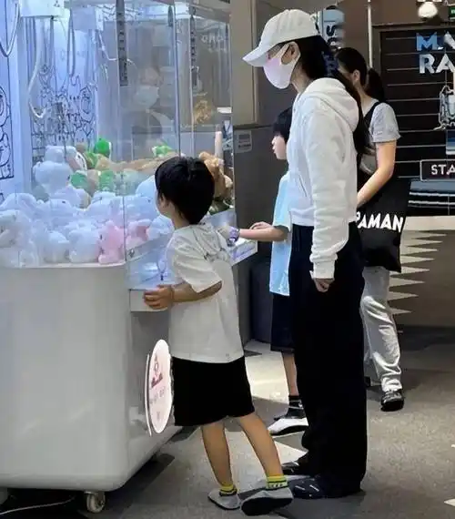 真落寞了!杨颖参加亲子活动满身大牌,穿衣时髦却遭学生家长无视