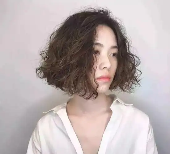 2020年最新短款卷发(2022年流行的短发小爆卷) - 美文分享 - 云科网