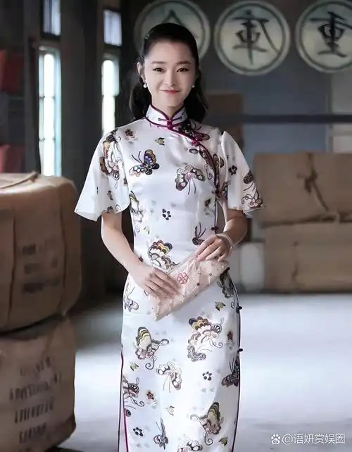 身材婀娜的"旗袍女神"宋轶,前凸后翘,窈窕曼妙,性感小蛮,花枝招展