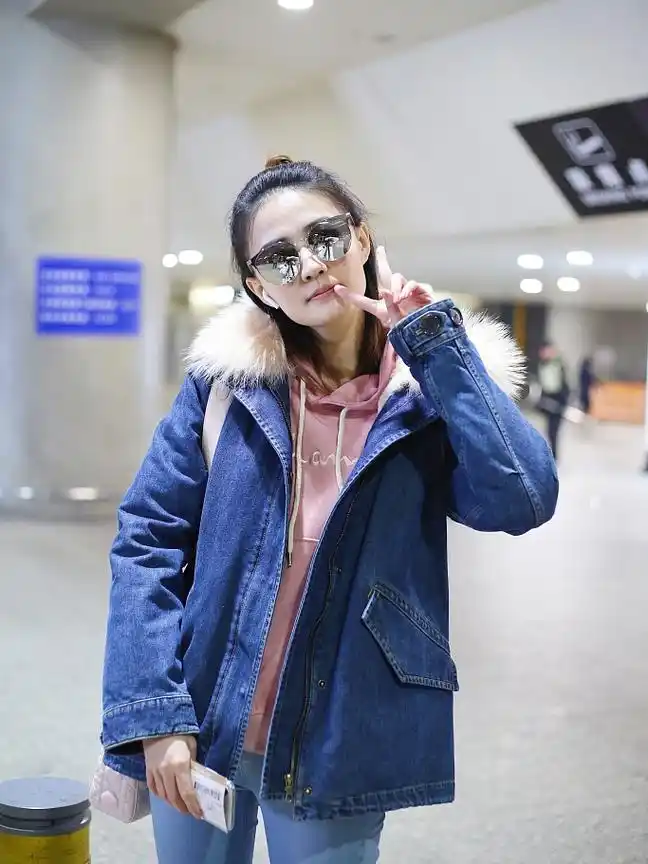 徐璐素颜走机场,穿得保暖又舒适,脸上有疲态也照样很甜美