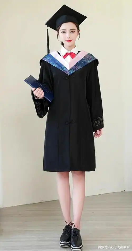 硕士学位的学位服为深蓝色.