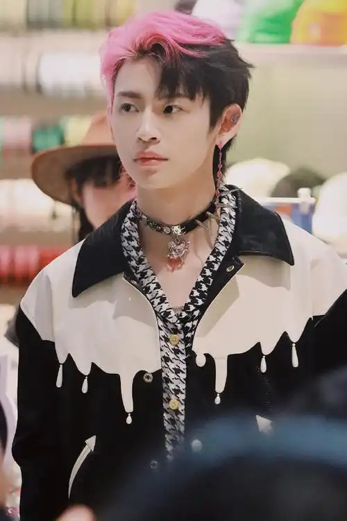 小鬼今日品牌活动饭拍双拼发色,潮酷穿搭,每一次造型都很亮眼@小鬼