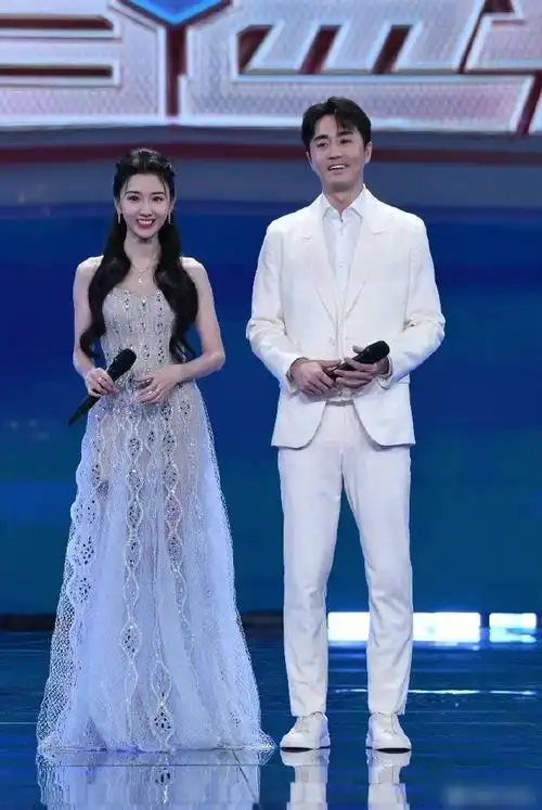 毛晓彤杨玏同台梦回三十而已