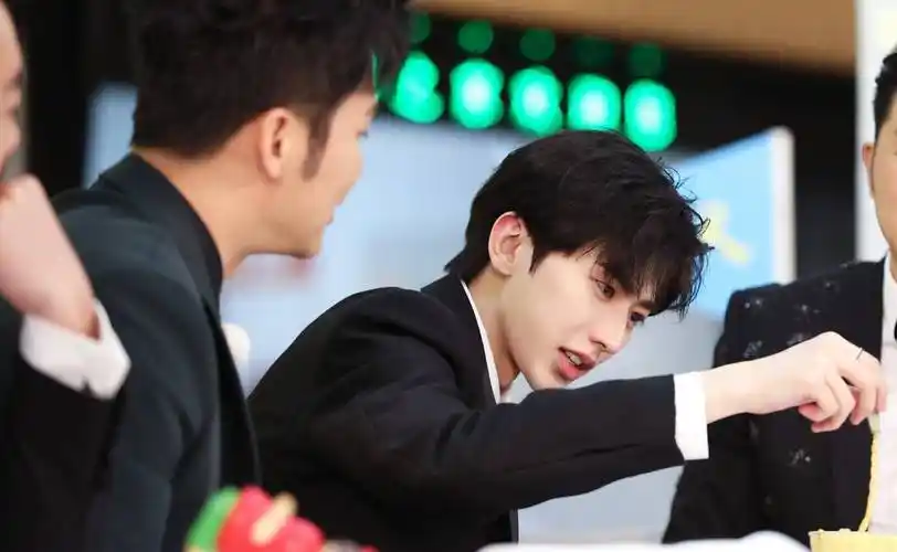 奔跑吧先导片,快来欣赏蔡徐坤和angelababy的美颜吧!