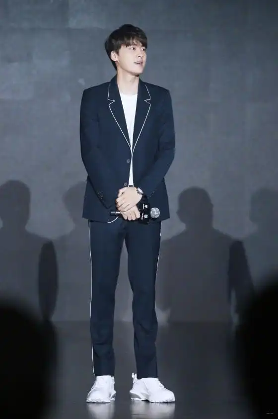 重返18岁?李易峰穿校服现身,网友:我要考和他同一所大学!