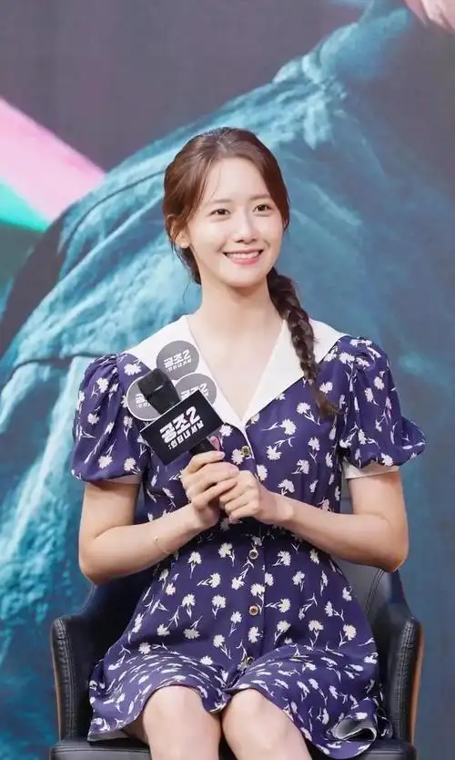 林允儿身穿白色v领长裙现身现场(林允儿碎花裙单马尾出席电影宣传)(9)
