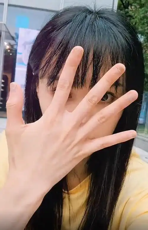 郑爽才是真的厉害!给自己设计"隐形"美甲,明明很贵却像没做过