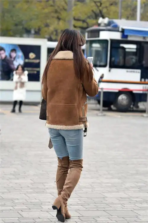 紧身牛仔裤搭配过膝靴,初冬季节的穿搭,要注意保暖|过膝靴|紧身|牛仔