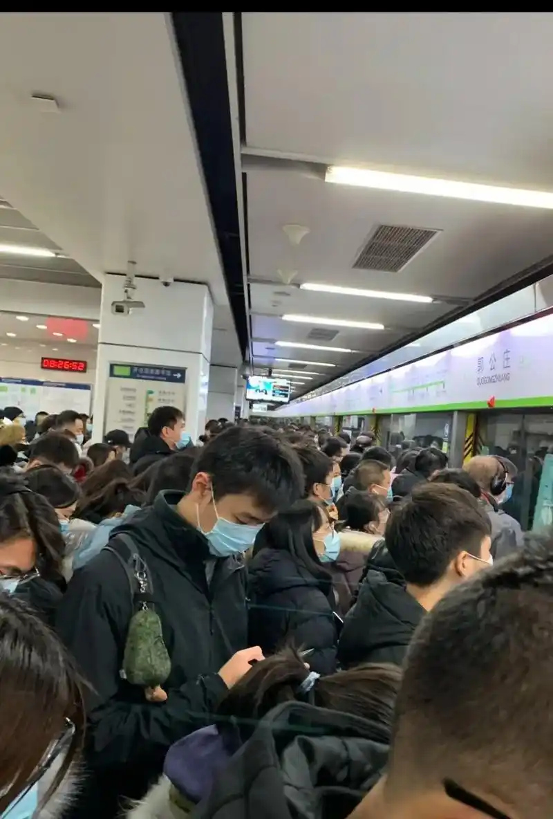 翻遍了相册找见了2019坐北京地铁时拍的图片那时候高中刚毕业从山村来