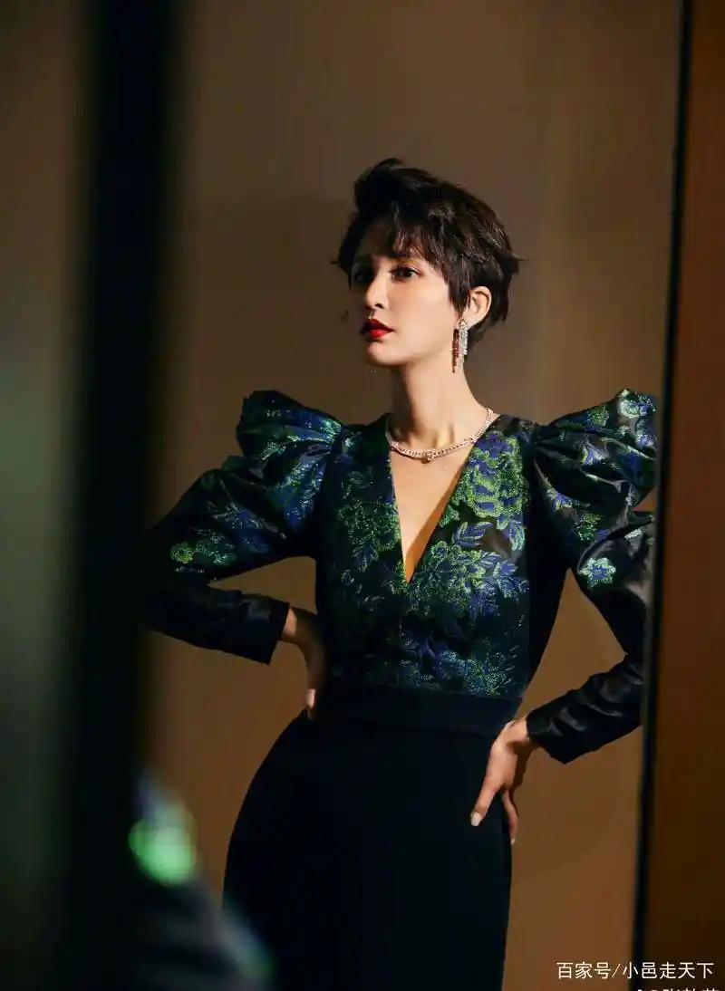 张韵艺绿色礼服性感写真