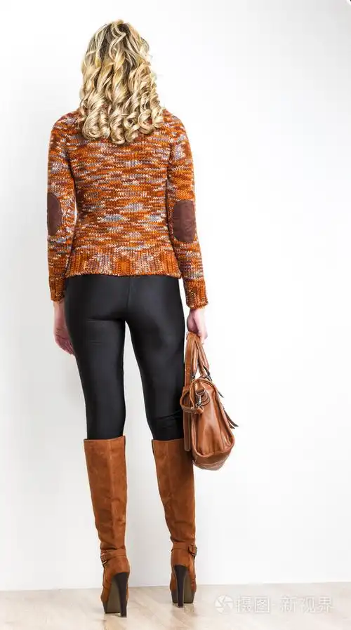 女人穿咖啡色的衣服和靴子