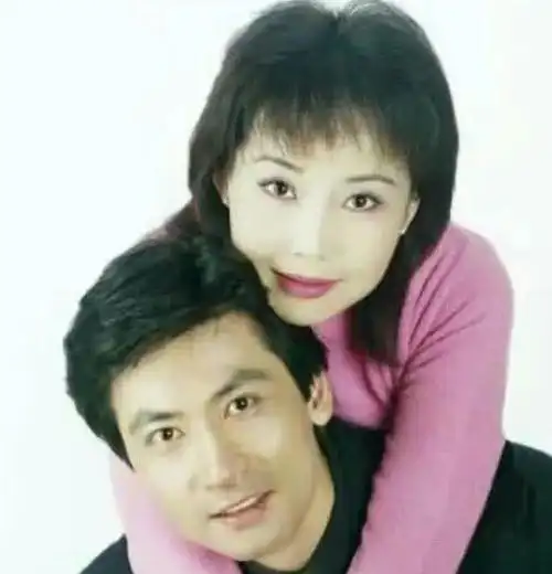 一级演员何政军,妻子竟是我们熟悉的演员,难怪28年零绯闻__财经头条