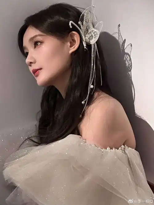 这两张照片中,我们看到李一桐在窗边利用雾气画了个爱心,由此看出