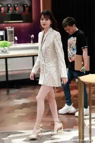 孙怡衣品真高级穿皮质西装裙配高跟凉鞋全身发光超吸睛