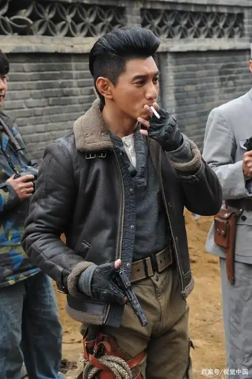 男明星抽烟,鹿晗忧郁,华晨宇陶醉,朱一龙唯美,只有他最无敌!