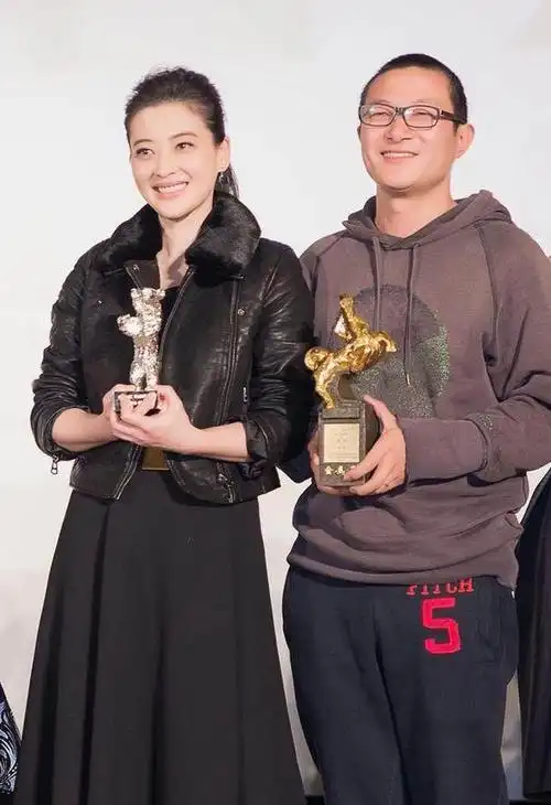 梅婷与老公曾剑低调乘车被偶遇,曾剑贴心帮梅婷整理衣服好温柔