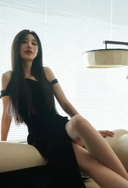 明星写真:张俪一字肩高开叉抹胸长裙,美腿玉足彰显成熟女人魅力_身材