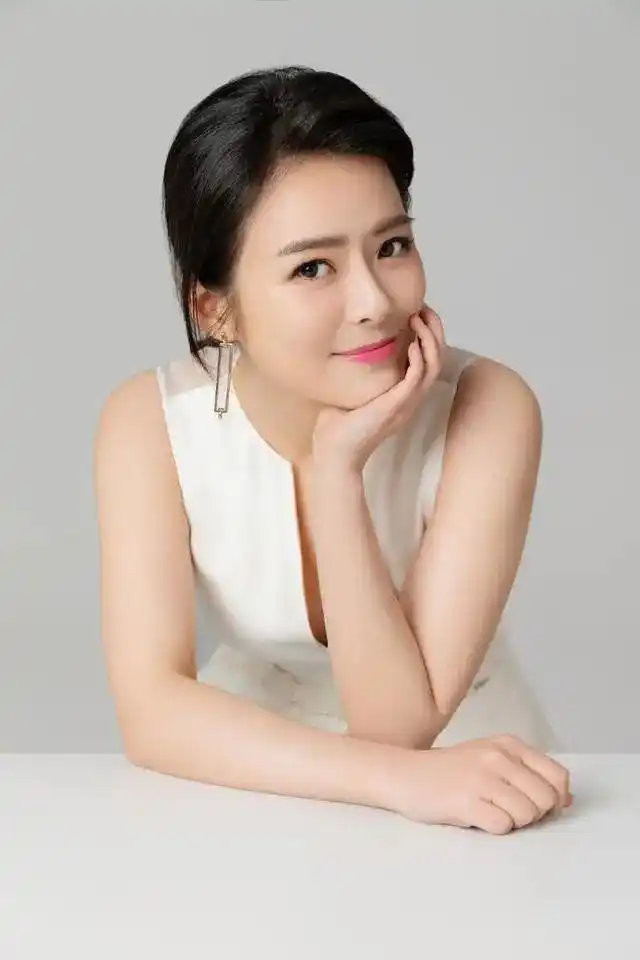 东方卫视美女主持陈辰,41岁喜当妈,与小3岁老公恩爱羡煞旁人_余笛