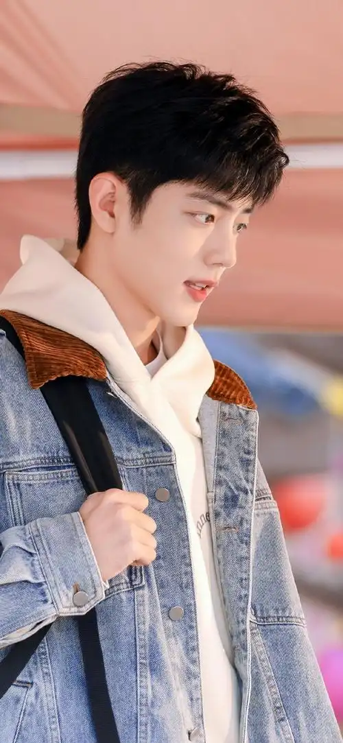 咱们肖战饰演《骄阳伴我》里的盛阳,给人一种俊朗,阳光,帅气,可爱又