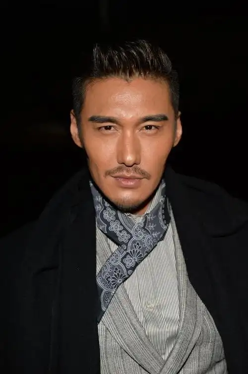 他被称中国第一男模,与陈冠希父亲传绯闻,错过瞿颖,成隐形富豪