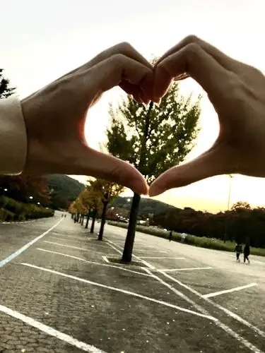 玩的有点眩晕,来比个心,不知道的还以为是同一个人,两个人合力比心