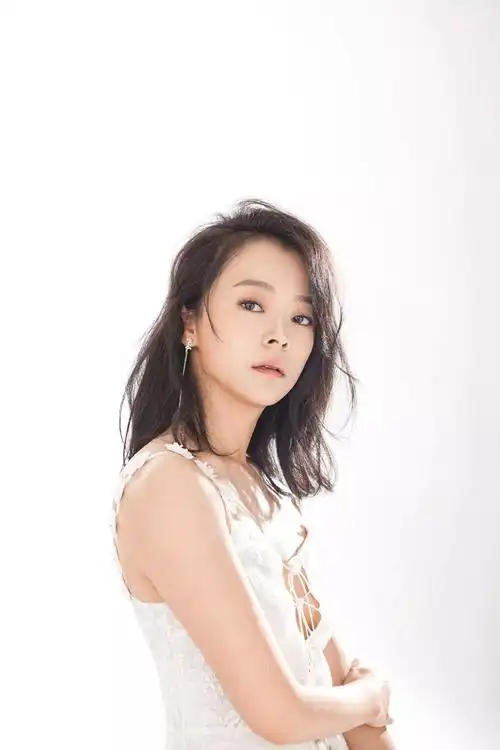 请欣赏知名明星摄影机构今午影像为王嘉定制的时尚大片