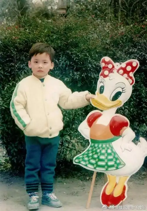 王嘉尔这张好像假笑男孩哈哈,不知道有没有人能get到