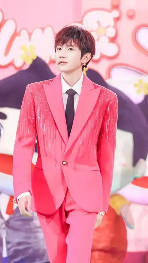 王源|芭比粉也太甜帅了吧